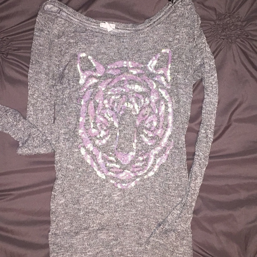 Soft sequin tiger shirt.